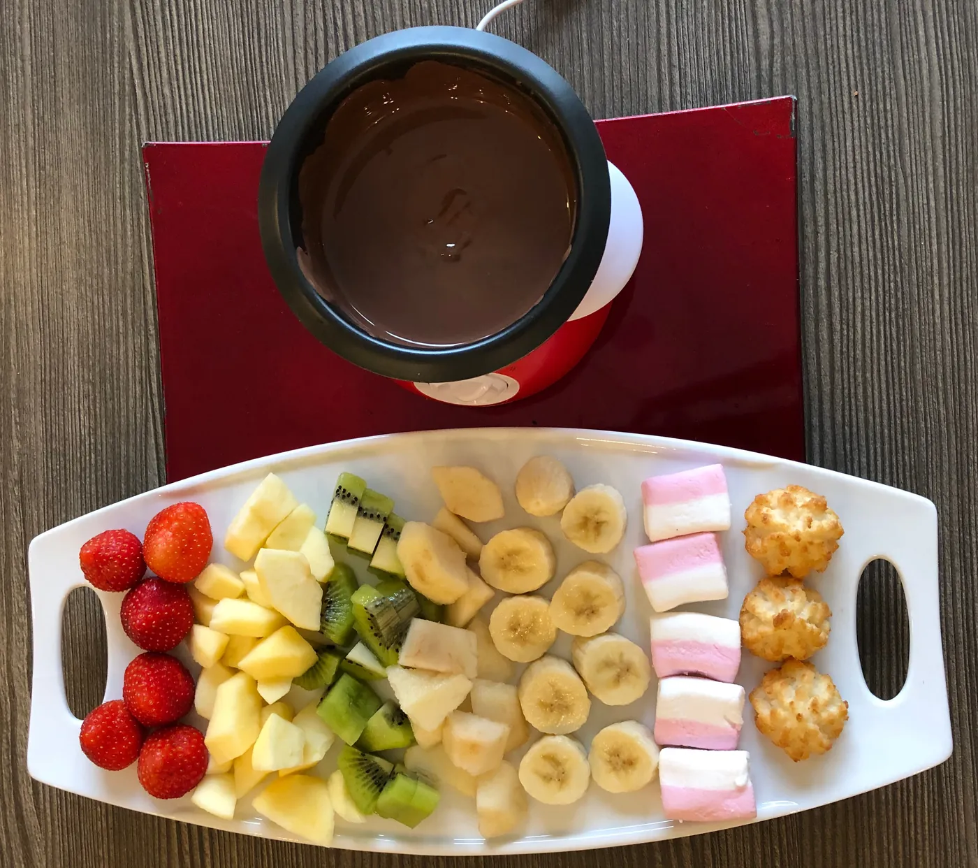 Chocoladefondue met vers fruit, marshmallows en kokosrotsjes
