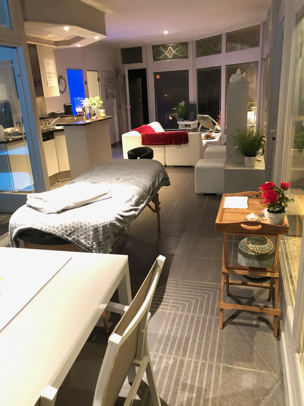 Klaargezette massagetafel bij Wellness at Hulste