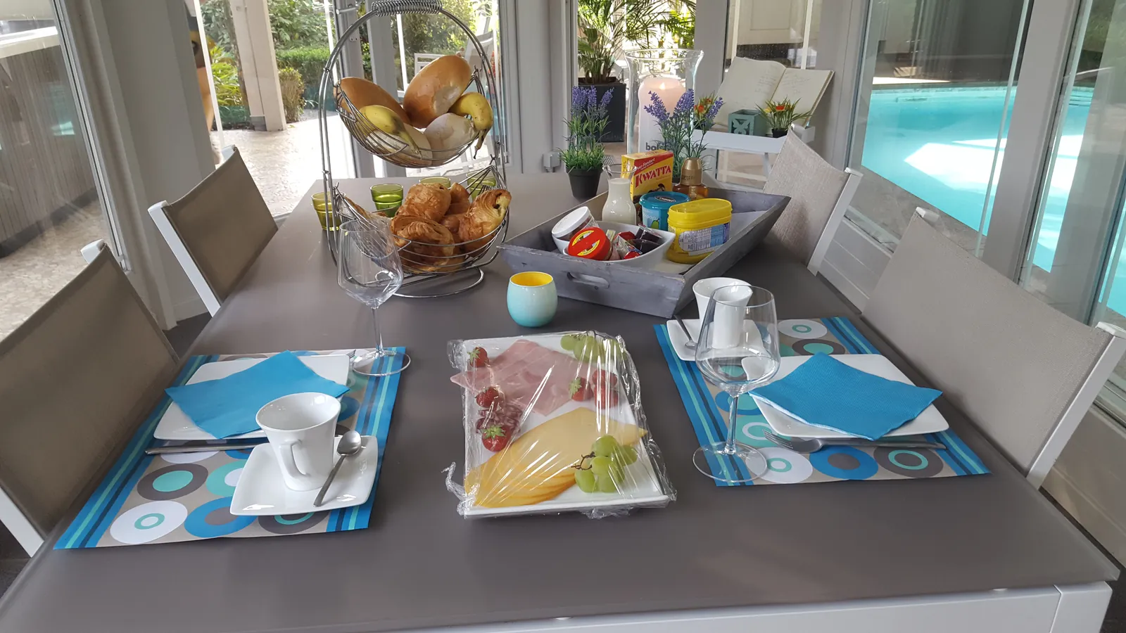 Ontbijt aan het zwembad bij Wellness at Hulste