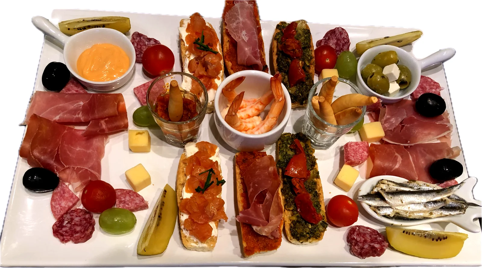 Uitgebreid bord tapas met scampi's, charcuterie en olijven