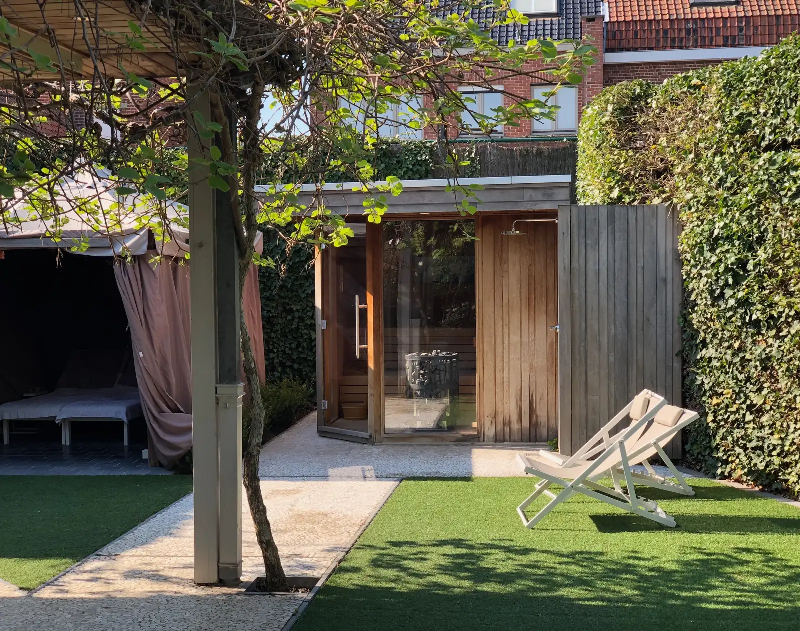 Landschapstuin met vijver bij Wellness at Hulste - foto 4