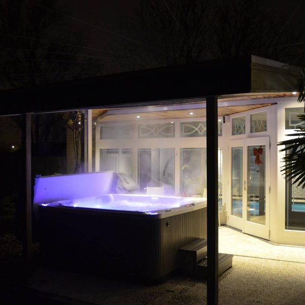 Avondsfeer met verlichte jacuzzi