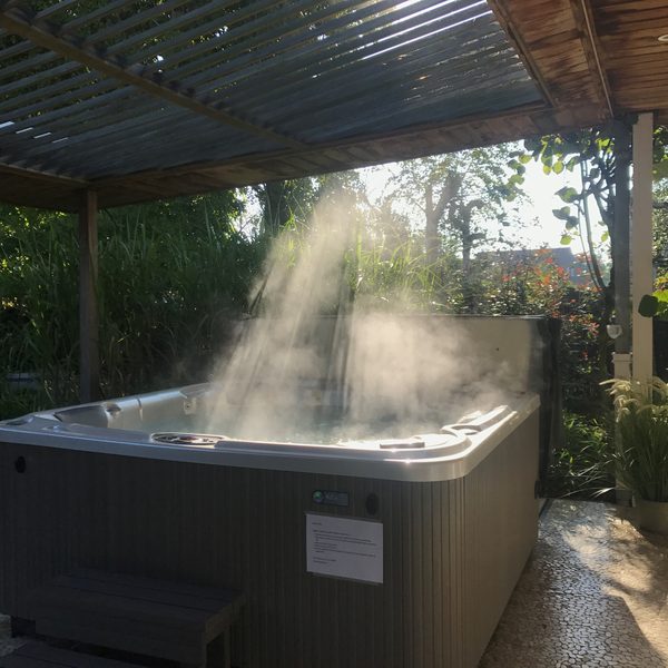 Stomende jacuzzi in de tuin